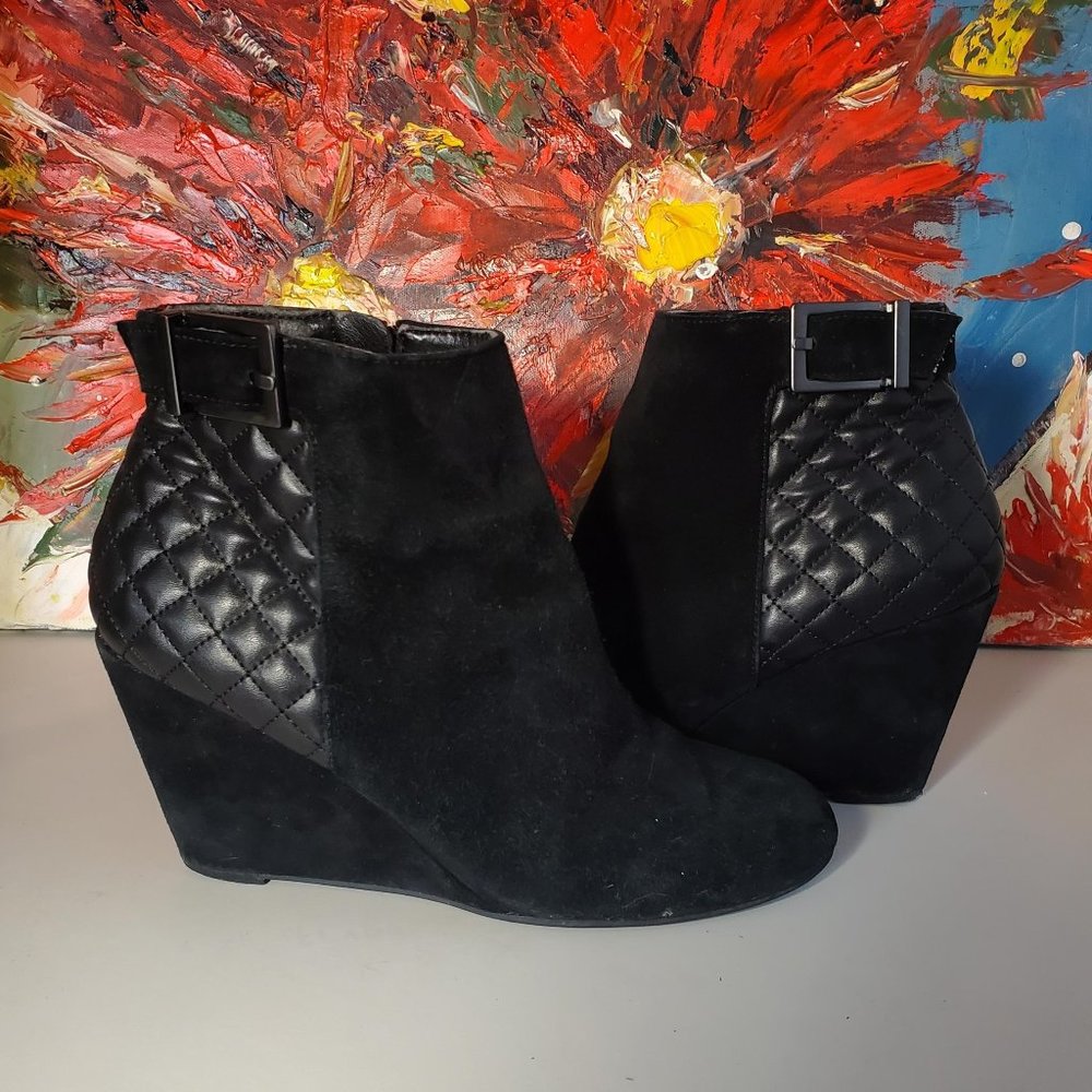 BCBG Wright Black Quilted Suede Wedge Ankle Boots Booties Sz 8 EUC